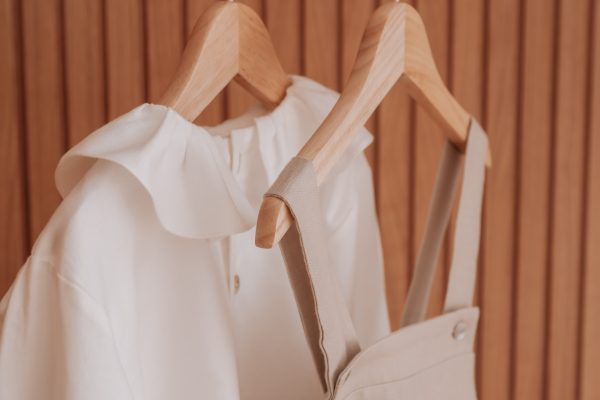 Camisa de criança em algodão de gola de folhos