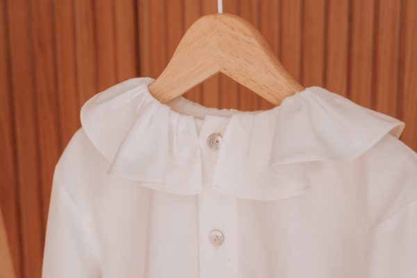 Camisa de criança em algodão de gola de folhos