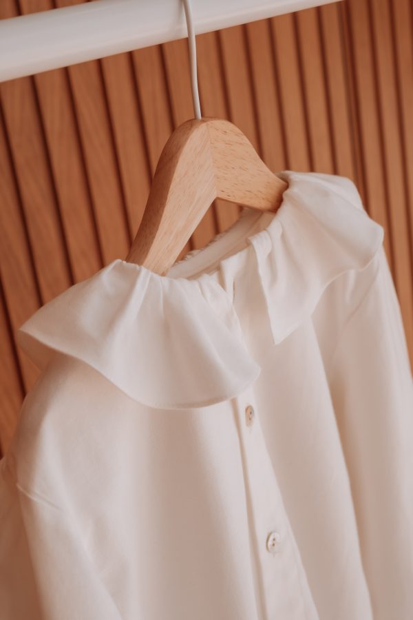 Camisa de criança em algodão de gola de folhos