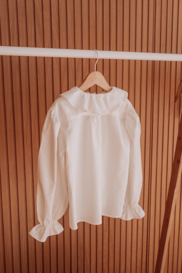 Camisa de criança em algodão de gola de folhos