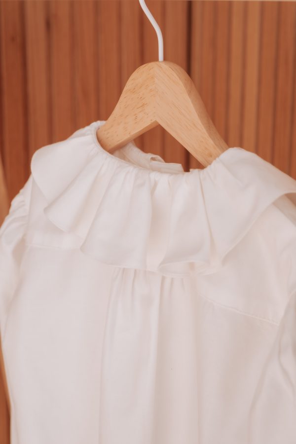 Camisa de criança em algodão de gola de folhos