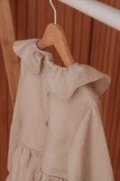 Vestido de criança em linho com gola de folhos com manga comprida
