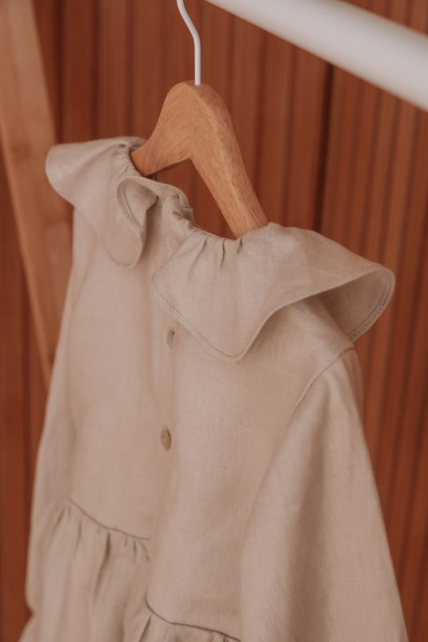 Vestido de criança em linho com gola de folhos com manga comprida