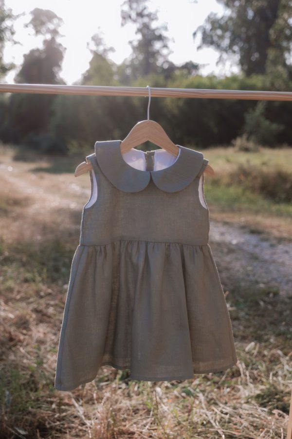 Vestido de criança em linho com gola redonda