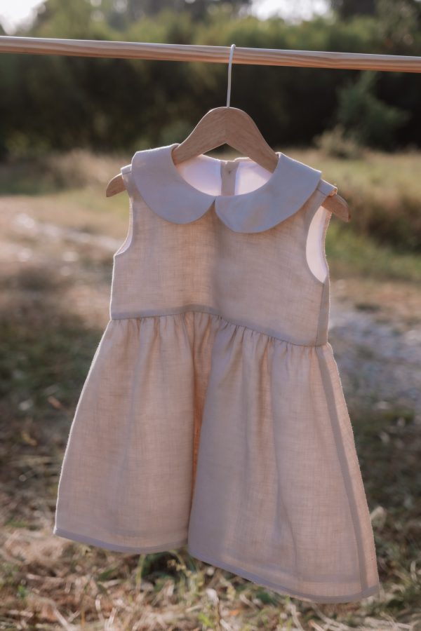 Vestido de criança em linho com gola redonda