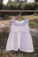 Vestido de criança em linho com gola redonda