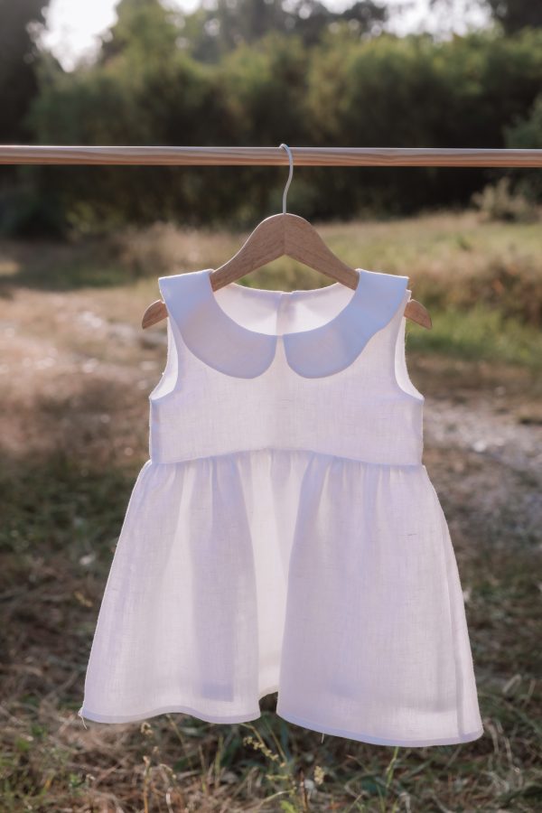 Vestido de criança em linho com gola redonda