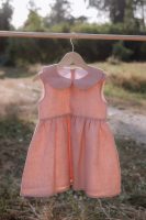 Vestido de criança em linho com gola redonda
