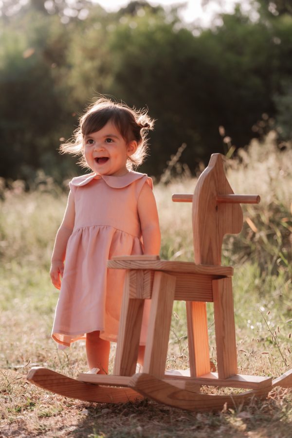 Vestido de criança em linho com gola redonda
