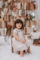 Vestido de criança em linho com gola redonda de manga curta