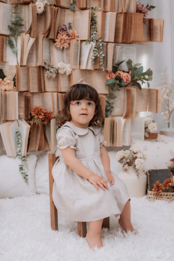 Vestido de criança em linho com gola redonda de manga curta