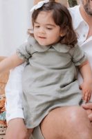 Vestido de criança em linho com gola de flores de manga curta