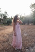 Vestido de mulher em linho com costas abertas