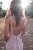 Vestido de mulher em linho com costas abertas