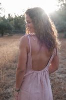 Vestido de mulher em linho com costas abertas